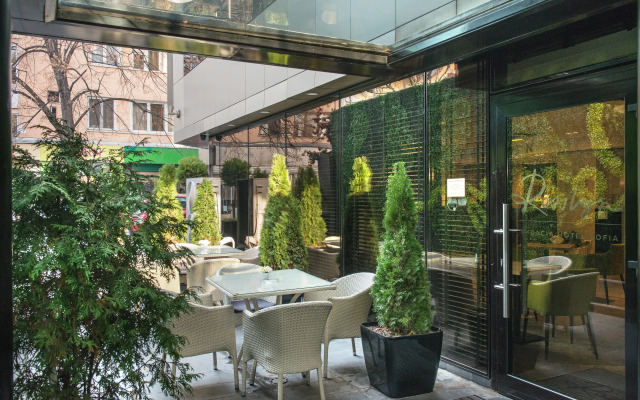 Rosslyn Thracia Hotel