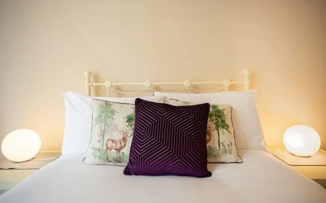3 Bed Luxury West end Apt - Sleeps 6!