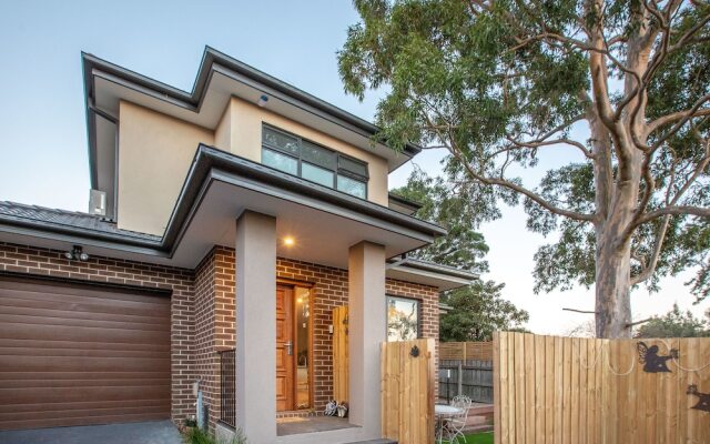 AU.JOY 3 Bed Townhouse Burwood 3
