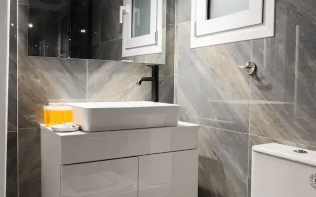 Fresh 2 Bdrm Apt in Koukaki