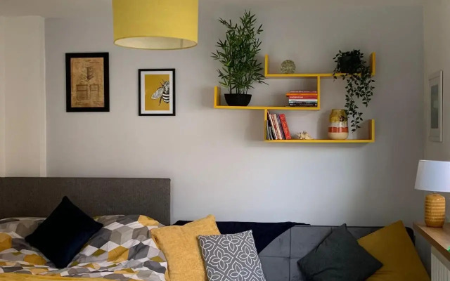 The Beehive - Self Contained Studio by The Sea