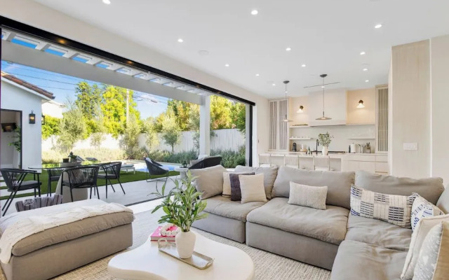 Villa Camellia - Charming 5 BR Home in the Heart of Studio City