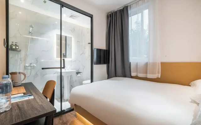 Joy Hongqiao Airport and Railway Hotel
