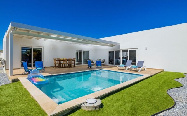 Brand NEW Modern 3ba3ba Villa With Pool and Patio