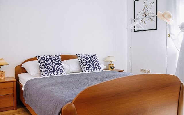 Illyria Old Town Apartment by DuHomes