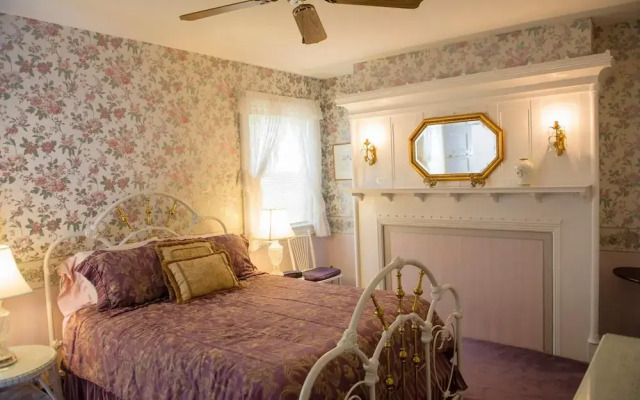 Anne's White Columns Inn