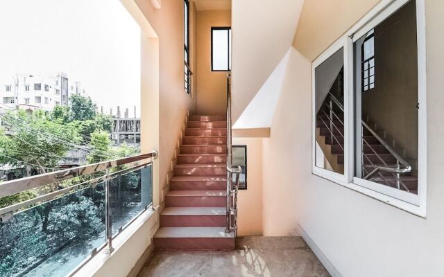 OYO 14207 Royal Residential Lodge