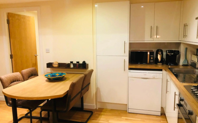 2 Bed 2 bath with Private Parking