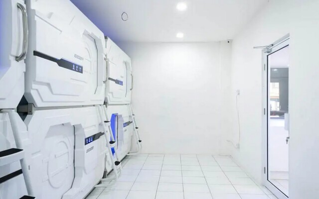 RedDoorz Hostel near Taman Puring