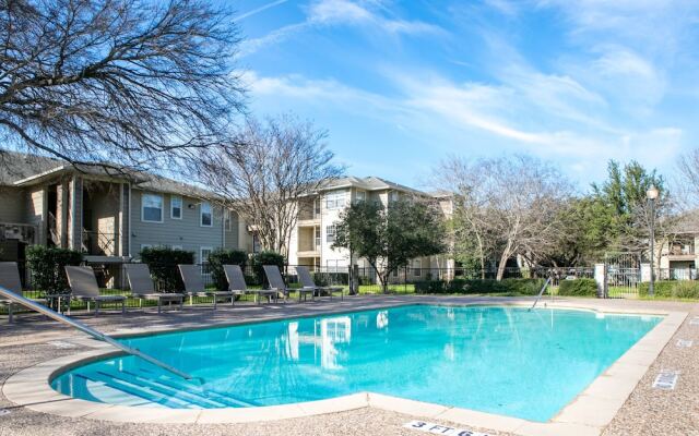 WanderJaunt - Oak Hill Apartment