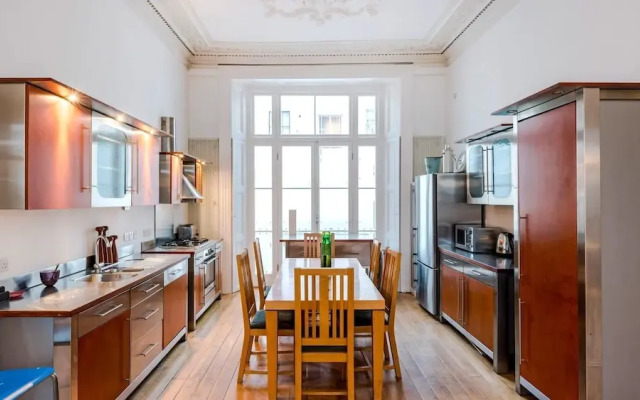 The Spacious Cleveland Square Apartment