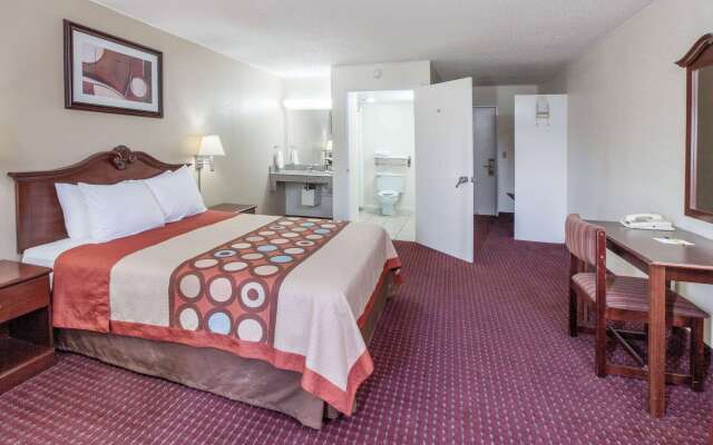 Super 8 by Wyndham Clinton