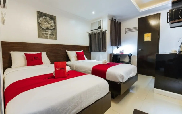 RedDoorz Plus @ Poblacion Makati