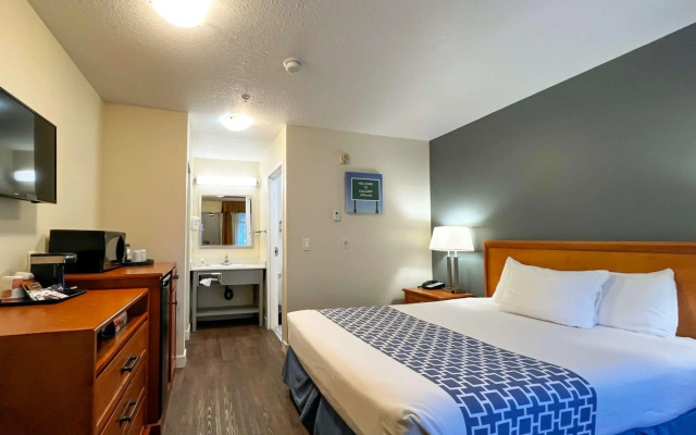 Econo Lodge Inn & Suites University
