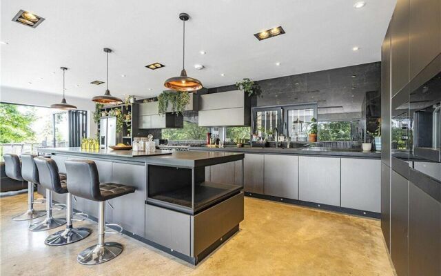 Designer Villa With spa and Magical Views, 5 bdr