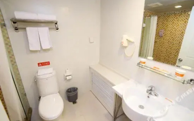 Home Inn (Dangyang Huancheng East Road Sport Center)