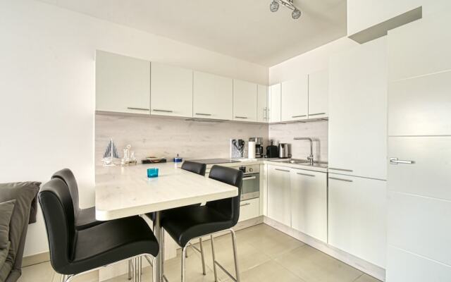 Modern Apartment With Private Balcony, Near Palais