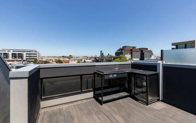 Spacious 2 Bedroom Inner City Townhouse with Private Rooftop