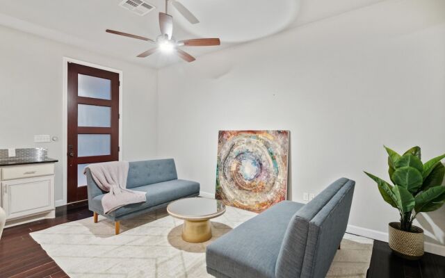 Hollys Parkside Haven- Guest House Included