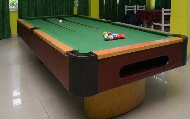 OYO 22122 Hotel Falcon Crest