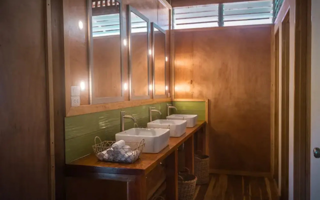 Beso Hilltop Retreat - Hostel