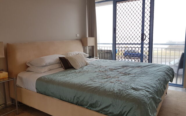 Newcastle Short Stay Apartments - Sandbar Newcastle Beach