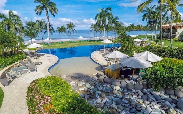 Exquisitely Adorned Luxury Unit Right on Flamingo Beach Sleeps 6