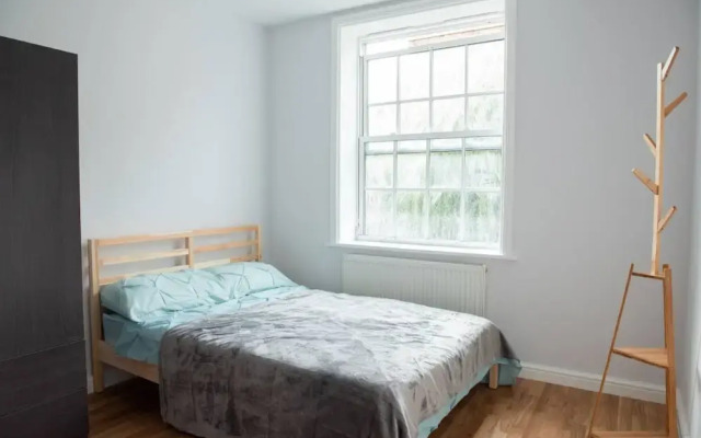 Modern 2 Bedroom Flat in Prime Waterloo Location