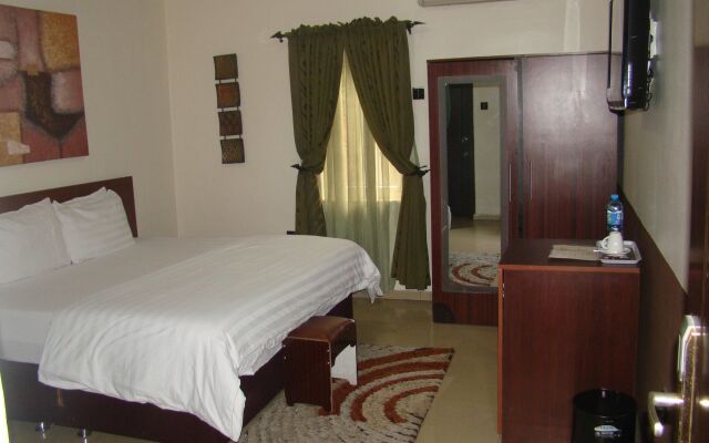 Charlie's Place And Suite