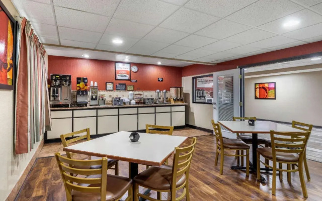 Econo Lodge Milwaukee Airport