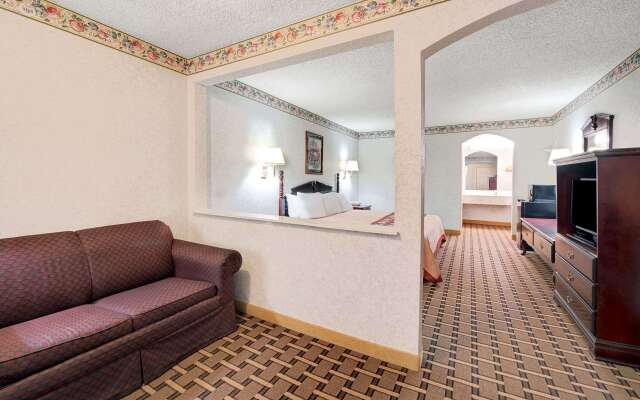 Super 8 by Wyndham Dallas South