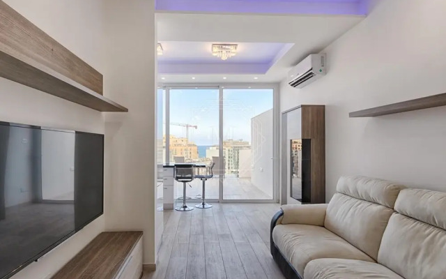 Seafront Penthouse Triplex- Roof Terrace & Hot Tub
