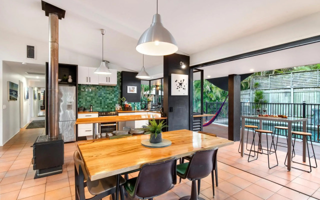 Cool Noosa Home. Central location. A/C. Gym. WIFI. Netflix