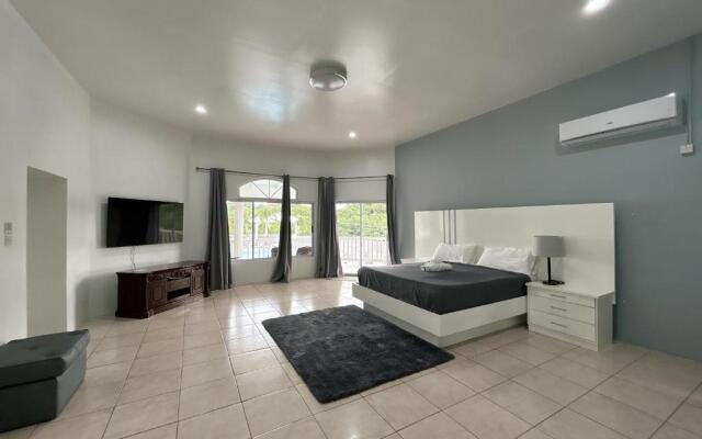Luxury 5BD Villa - Massive Pool & Outdoor Vibe