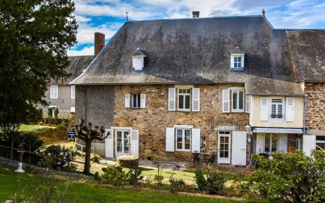 Fantastic property with large swimming pool and garden in the heart of France!