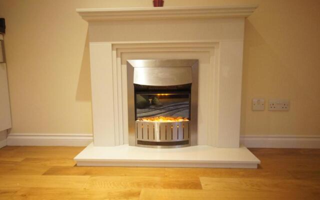 Modern, Cosy Apartment In Bearsden with Private Parking