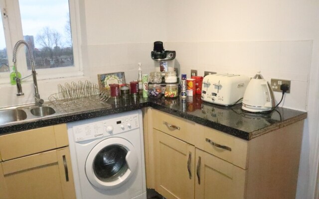 Skyline Haven Modern 2BR w/ Free Parking & 4kTV