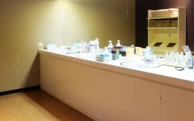 Nikoh Capsule Hotel Refre - Hostel - Caters to Men