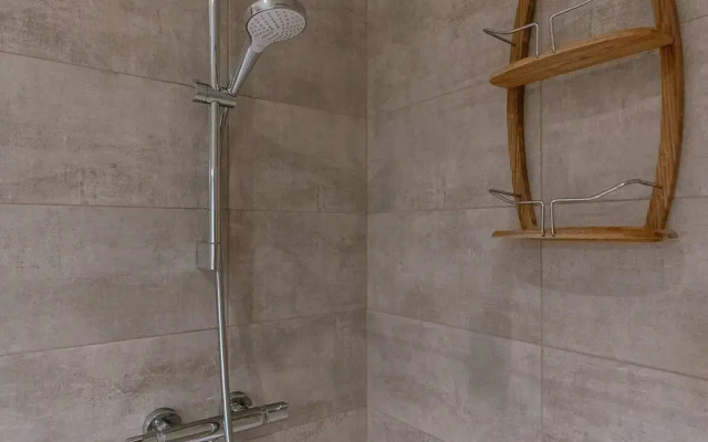 Spacious Top-flour Apartment With Private Parking