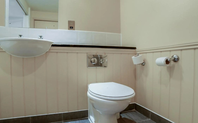 OYO The Bridge House Hotel