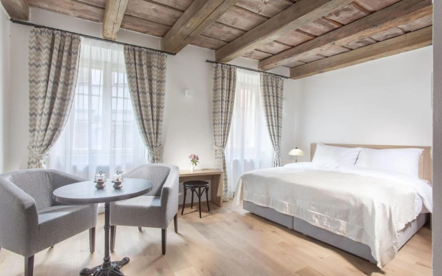 Hotel At the White Lily