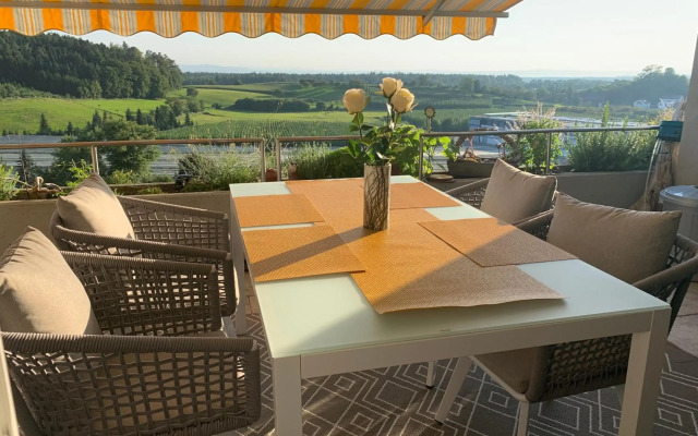 Hochwertige Sonneninsel mit Aussicht