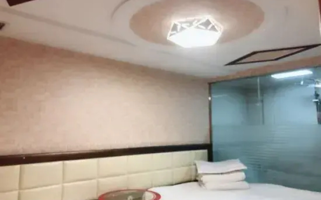 Locomotive Movie Theme Hotel