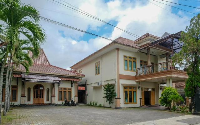 Hotel Savitri Country