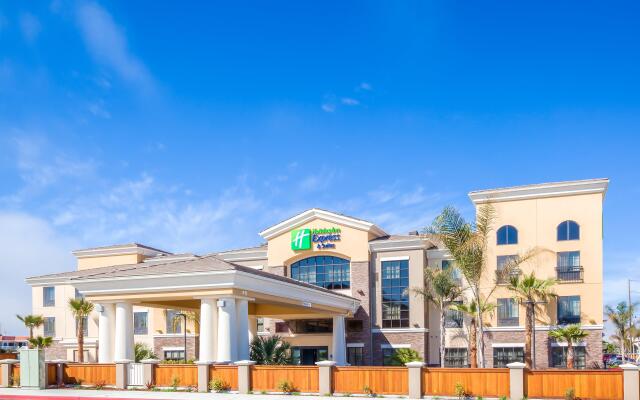 Holiday Inn Express & Suites Eureka, an IHG Hotel