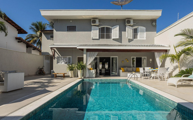 Casa com piscina e churrasqueira perto da praia