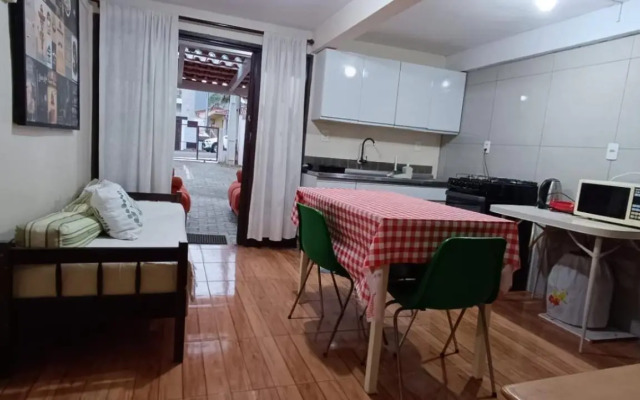 Apartamento térreo com ar condicionado bem localizado
