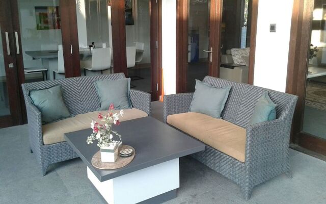 Rumah Putih Abu Abu