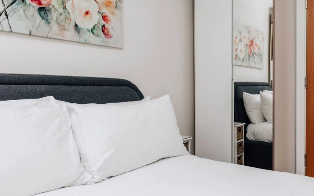 Central Modern Flat Sleeps 6 - Dedicated Parking - From 125 Per Night