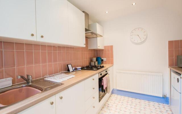 1 bed central Cardiff apartment with free parking